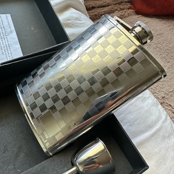 8oz Stainless Steel Flask for liquor with easy pour funnel set .Brand New in Box - Picture 3 of 6